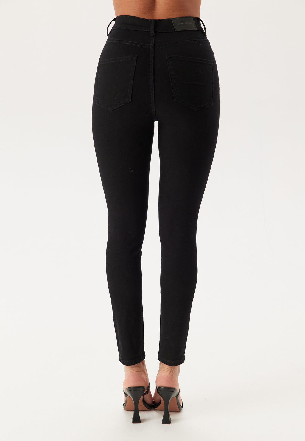 Nilkkapituiset farkut: Tyylikäs valinta arkeen ja juhlaan 1 Bubbleroom High Ankle Superstretch Jeans, musta