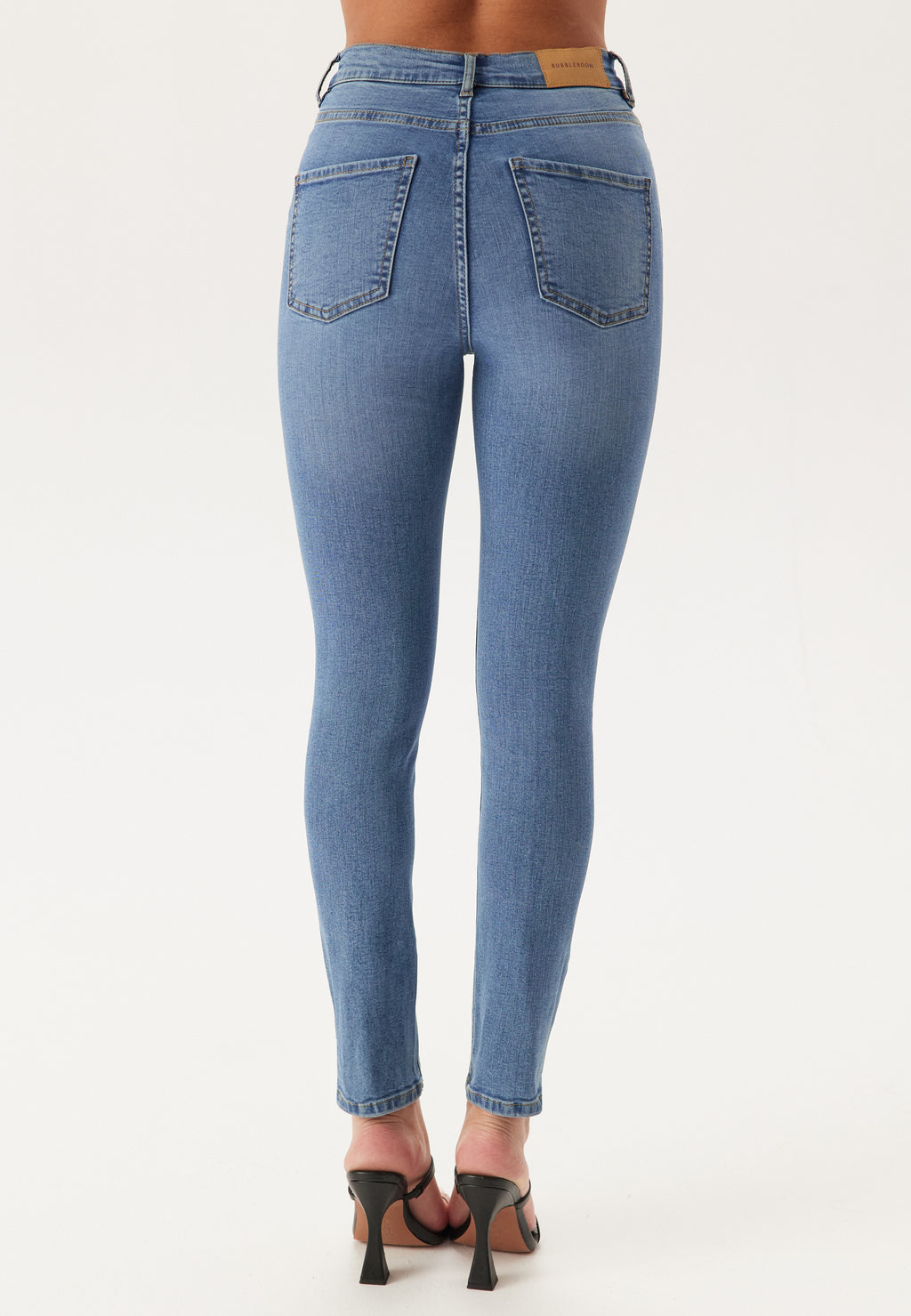 Nilkkapituiset farkut: Tyylikäs valinta arkeen ja juhlaan 3 Bubbleroom High Ankle Superstretch Jeans, vaaleansininen
