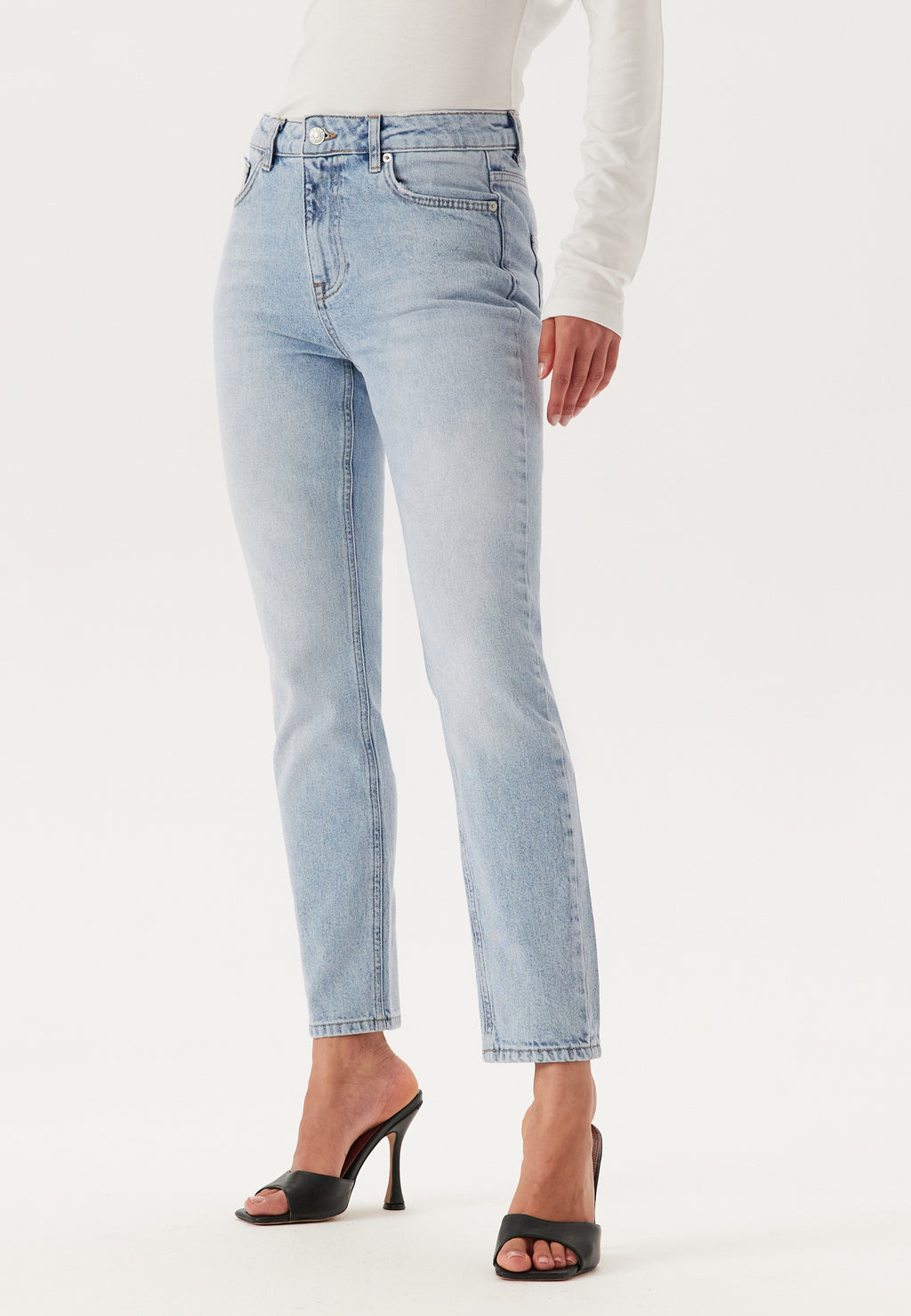 Nilkkapituiset farkut: Tyylikäs valinta arkeen ja juhlaan 2 Bubbleroom Slim Ankle Jeans, vaaleansininen denim