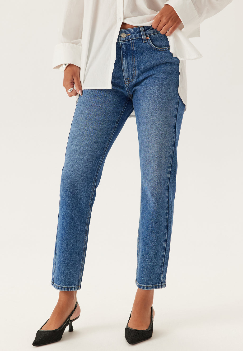 Kapeat ja tiukat farkut: Tyyli, mukavuus ja trendit 2026 2 Slim Ankle Jeans