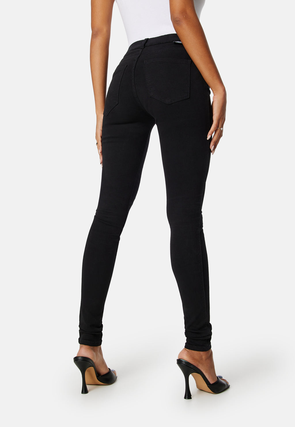 Kapeat ja tiukat farkut: Tyyli, mukavuus ja trendit 2026 3 Dr. Denim - Plenty Black