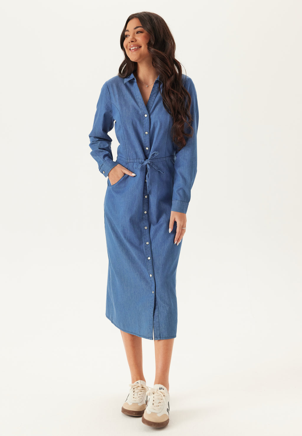 Parhaat denimmekot 2026: Tyylikkyyttä ja mukavuutta arkeen 5 Happy Holly Denim Shirt Dress Light blue