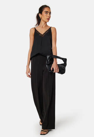 Cava V-Neck Lace Singlet